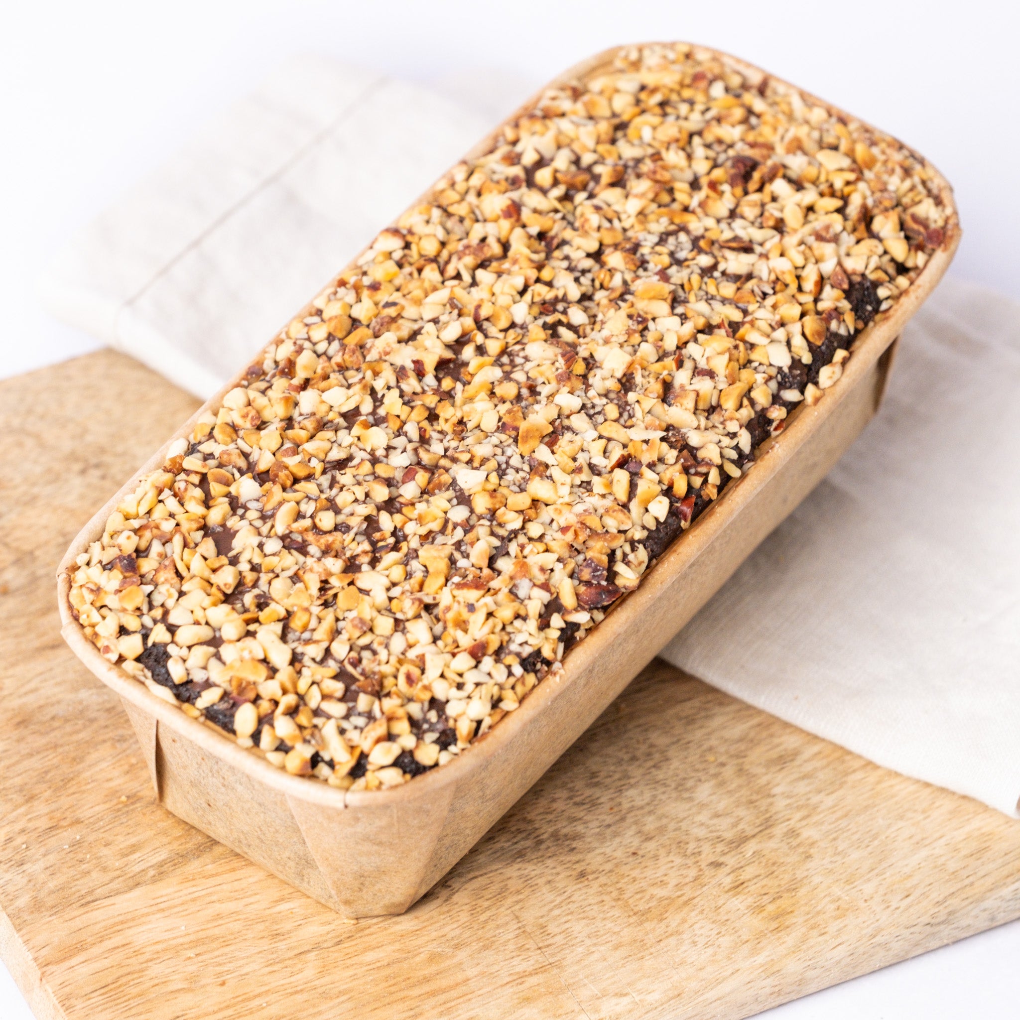 Choc'o Nut Delight, glutenfreier,laktosefreier Schokoladenkuchen mit Haselnüssen, angeschnitten, Isabella Glutenfreie Patisserie