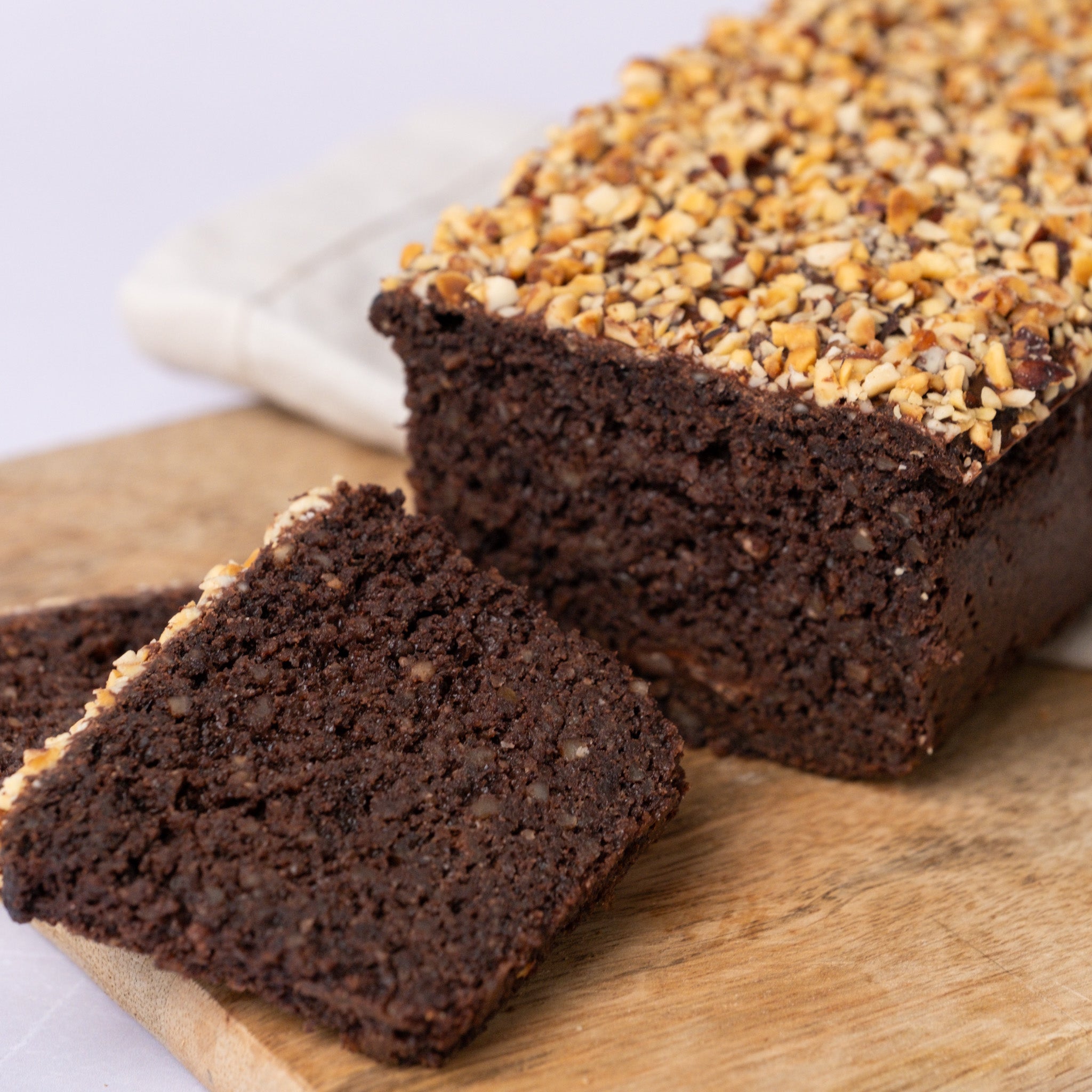 Choc'o Nut Delight, glutenfreier,laktosefreier Schokoladenkuchen mit Haselnüssen, angeschnitten, Isabella Glutenfreie Patisserie