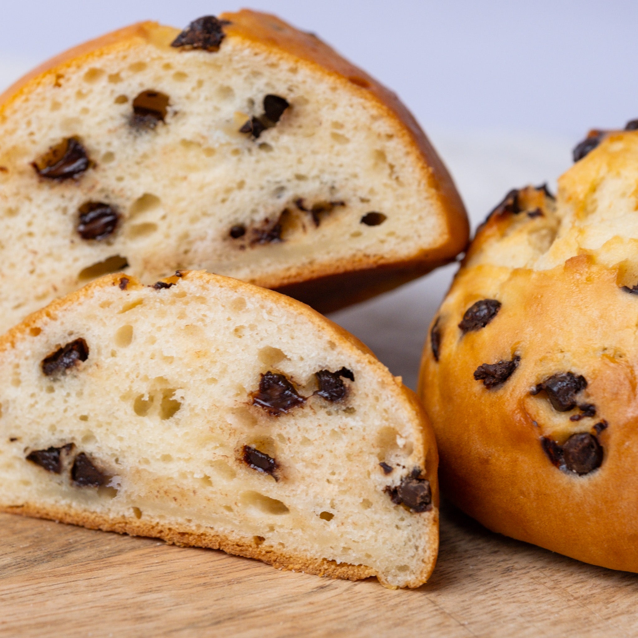 glutenfreie Schoko-Quarkbrötchen, glutenfreie süße Backwaren, angeschnitten, Isabella Glutenfreie Patisserie, Foto 2