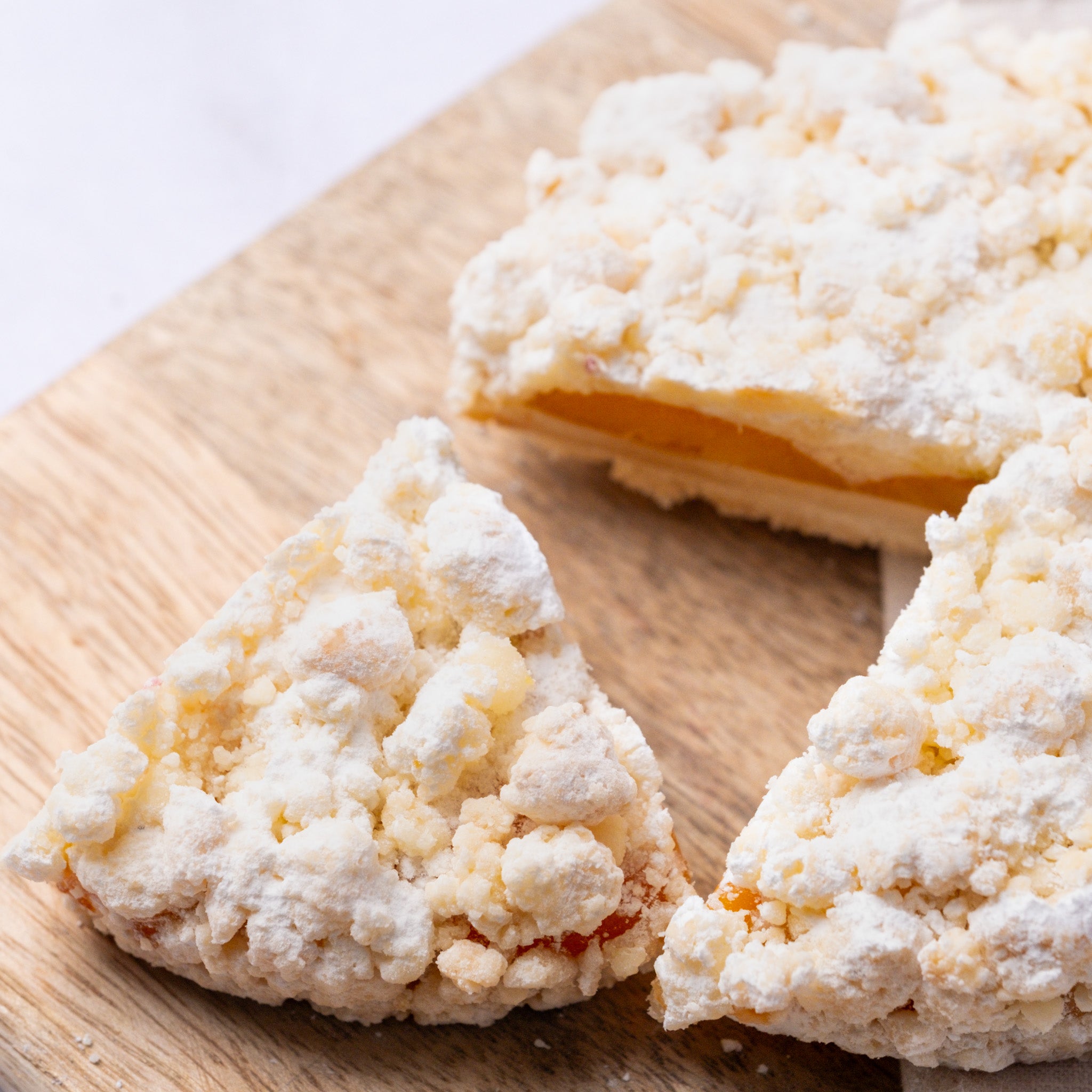 Aprikosen-Pistazien Crumble, glutenfreier veganer Streuselkuchen, verpackt, Isabella Glutenfreie Patisserie