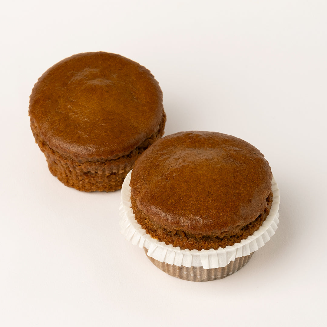 Glutenfreie, vegane Muffins mit Apfelstückchen und Karamell, serviert mit Zimt