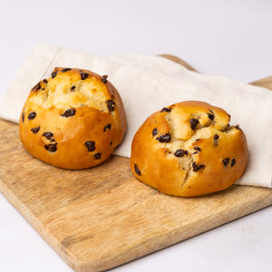 glutenfreie Schoko-Quarkbrötchen, glutenfreie süße Backwaren, angeschnitten, Isabella Glutenfreie Patisserie, Foto 1