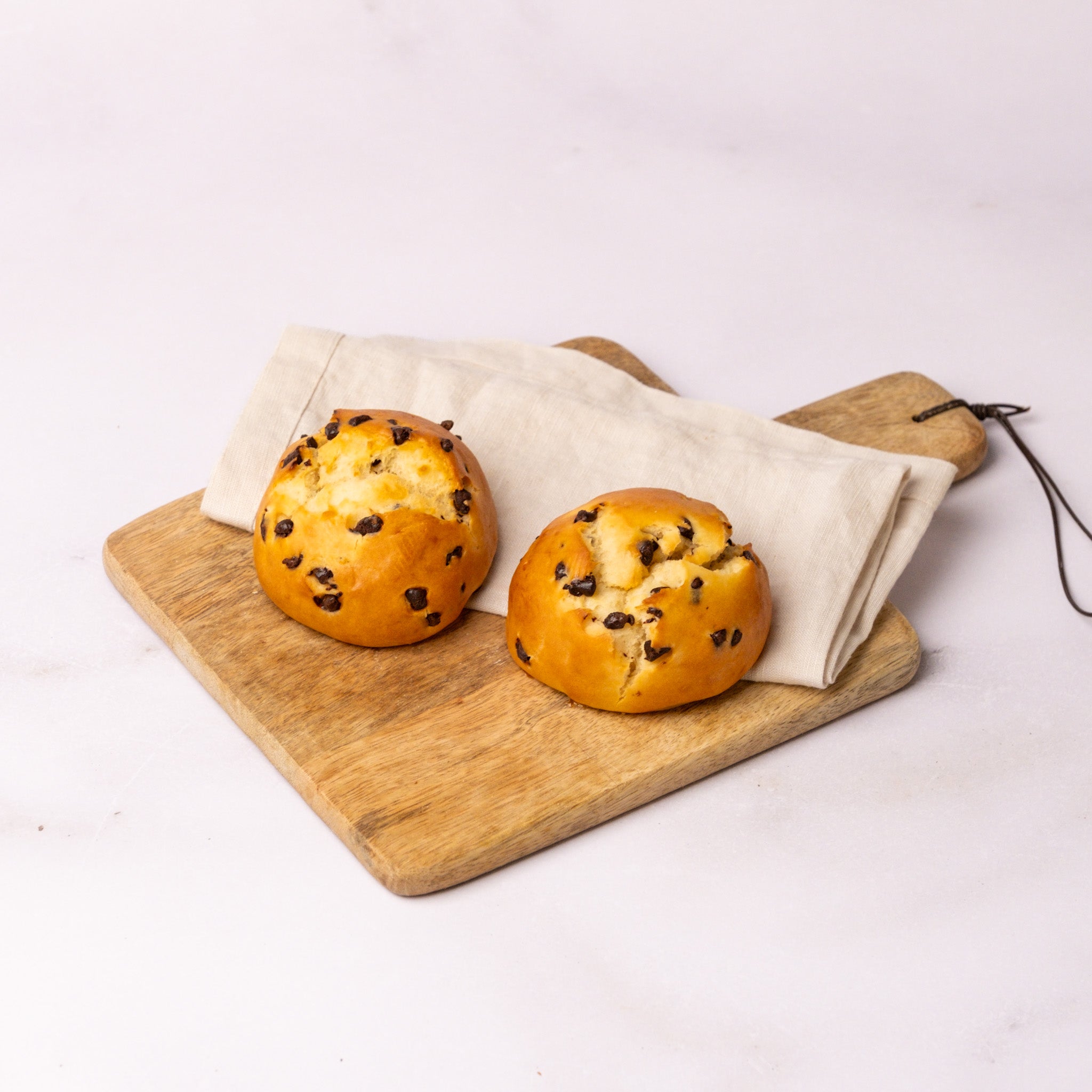 glutenfreie Schoko-Quarkbrötchen, glutenfreie süße Backwaren, angeschnitten, Isabella Glutenfreie Patisserie, Foto 4