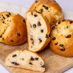 glutenfreie Schoko-Quarkbrötchen, glutenfreie süße Backwaren, angeschnitten, Isabella Glutenfreie Patisserie, Foto 6