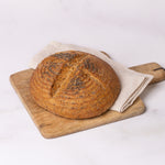 bio-chiasamenbrot-glutenfreies-veganes-brot-liegt-auf-grauen-hintergrund