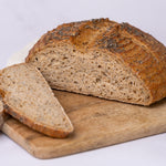 bio-chiasamenbrot-glutenfreies-veganes-brot-liegt-auf-grauen-hintergrund