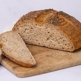 bio-chiasamenbrot-glutenfreies-veganes-brot-liegt-auf-grauen-hintergrund