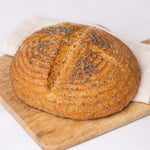 bio-chiasamenbrot-glutenfreies-veganes-brot-liegt-auf-grauen-hintergrund