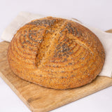 bio-chiasamenbrot-glutenfreies-veganes-brot-liegt-auf-grauen-hintergrund