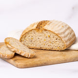 bio-rheinisches-krustenbrot-glutenfreies-veganes-brot-liegt-auf-grauen-hintergrund, Foto 2