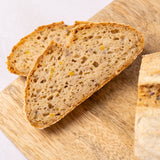 bio-rheinisches-krustenbrot-glutenfreies-veganes-brot-liegt-auf-grauen-hintergrund, Foto 3