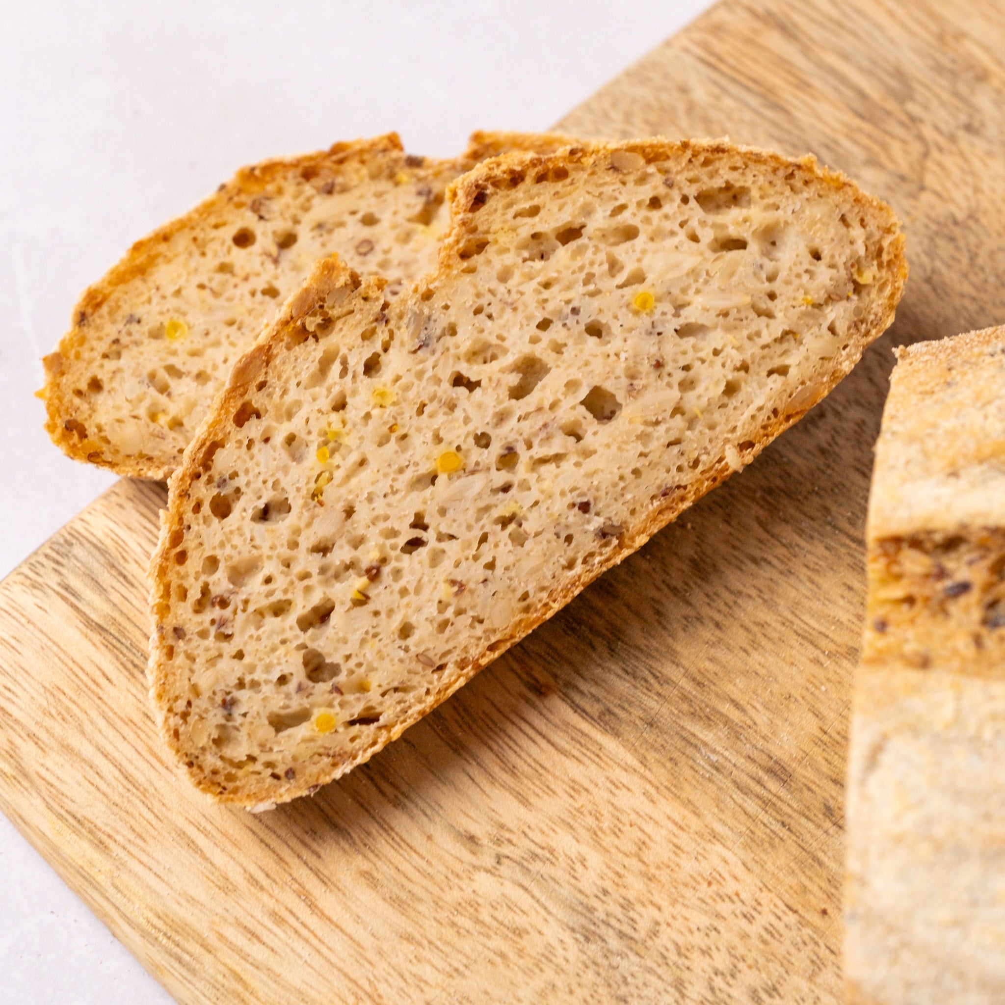 bio-rheinisches-krustenbrot-glutenfreies-veganes-brot-liegt-auf-grauen-hintergrund, Foto 3