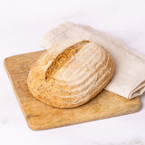 bio-rheinisches-krustenbrot-glutenfreies-veganes-brot-liegt-auf-grauen-hintergrund, Foto 1