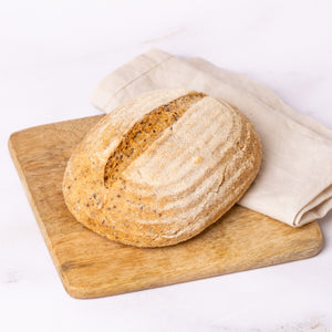 bio-rheinisches-krustenbrot-glutenfreies-veganes-brot-liegt-auf-grauen-hintergrund, Foto 1